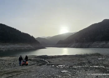 Praful saharian acoperă cerul în vestul României. Retezatul, dispărut sub fenomenul atmosferic