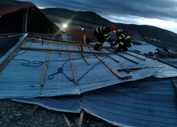 Vijelia face prăpăd în judeţul Hunedoara. Localităţile afectate: acoperişul unui bloc a fost smuls de vânt 