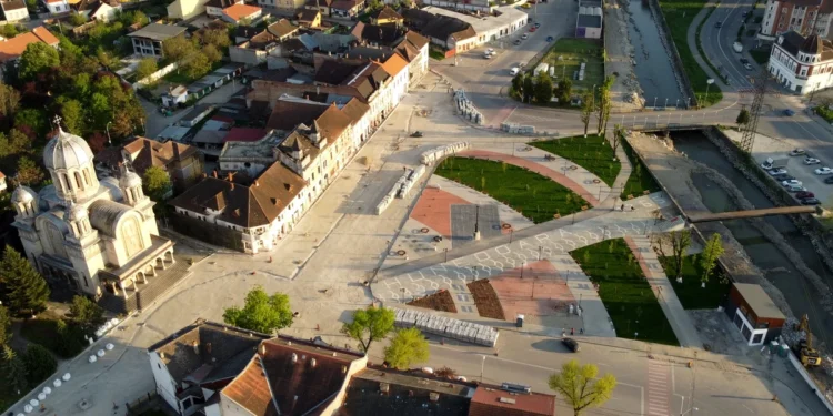 Centrul istoric din Hunedoara se schimbă complet. De ce sunt renovate clădirile vechi și degradate