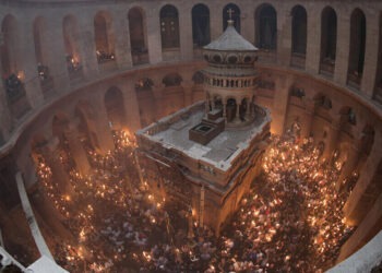 Mii de creștini au participat, la Ierusalim, la ritualul Focului Sfânt