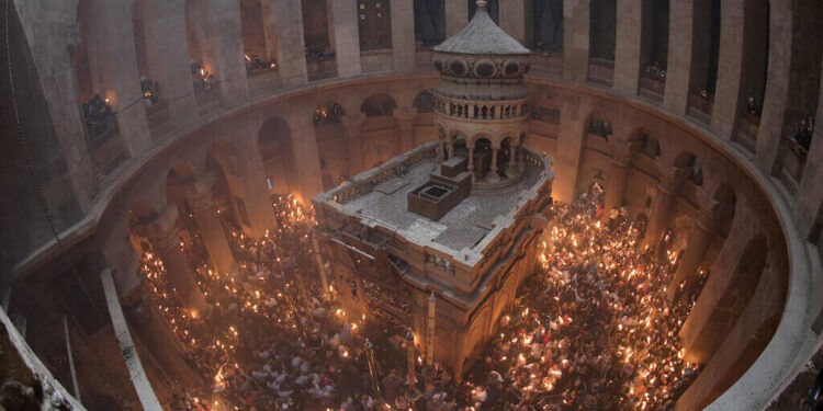 Mii de creștini au participat, la Ierusalim, la ritualul Focului Sfânt