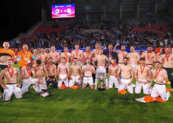 Cupa României, la Castel, la cel al Corvineștilor, pentru că echipa de fotbal Corvinul Hunedoara a învins Oțelul Galați în finală, la penalty-uri