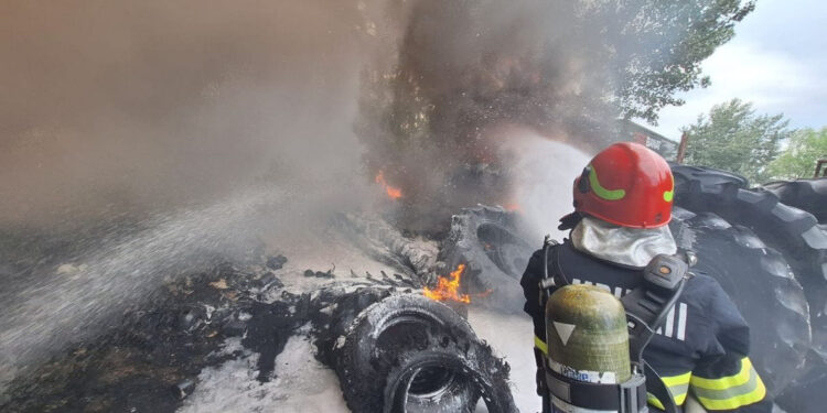 Incendiu în Timișoara: pompierii intervin pentru a stinge flăcările care au cuprins 300 de metri pătrați de deșeuri și anvelope