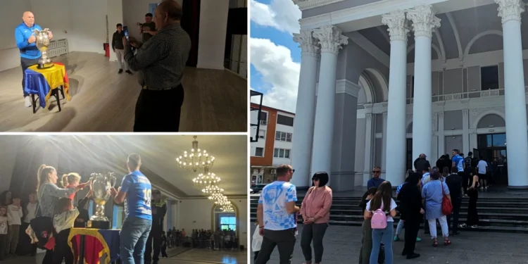 Cozi impresionante la fotografii cu Cupa României la fotbal, câștigată de Corvinul Hunedoara