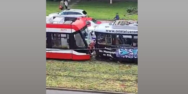 Două tramvaie s-au ciocnit la UTA. Un călător a ajuns la spital