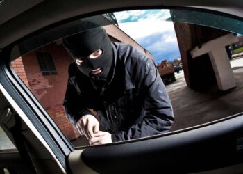 Mașină furată dintr-o parcare din Deva