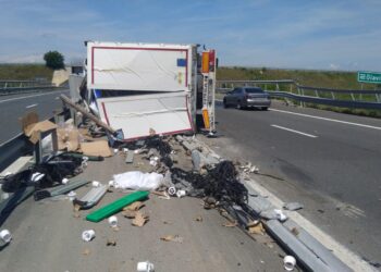 Un șofer de TIR a murit după ce s-a răsturnat pe Austostrada A6, la Lugoj