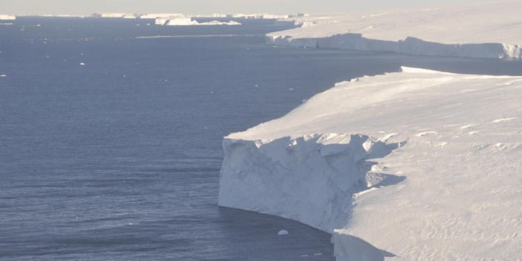 Apa caldă se strecoară sub ghețarul Thwaites