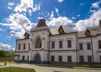 Castelul baronului Franz Nopcsa din județul Hunedoara și-a recăpătat strălucirea de pe vremuri