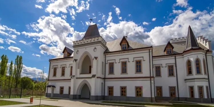 Castelul baronului Franz Nopcsa din județul Hunedoara și-a recăpătat strălucirea de pe vremuri