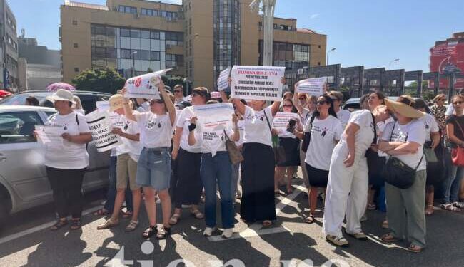 Contabilii protestează în fața sediului ANAF de la Timișoara