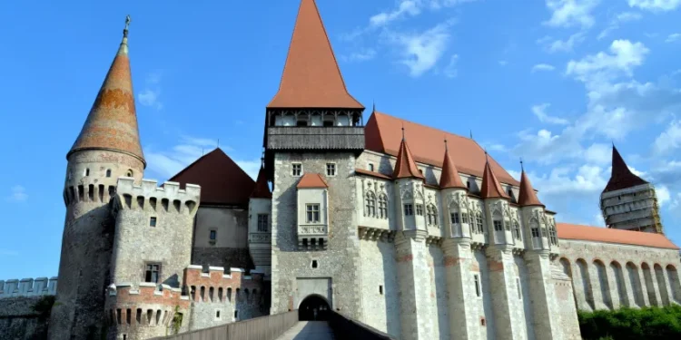 O nouă etapă de restaurare a Castelului Corvinilor din Hunedoara va începe în câteva săptămâni.