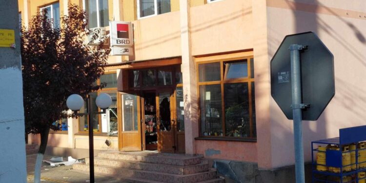 Bancomat aruncat în aer la Arad, cu o butelie de gaz. Tâlharii au fugit cu 200.000 de lei