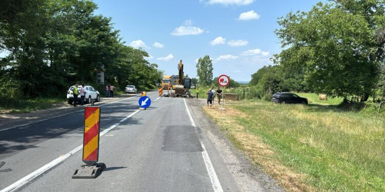 Se reiau lucrările de reparații pe drumul Margina – Coșava, inclusiv pe timpul nopții