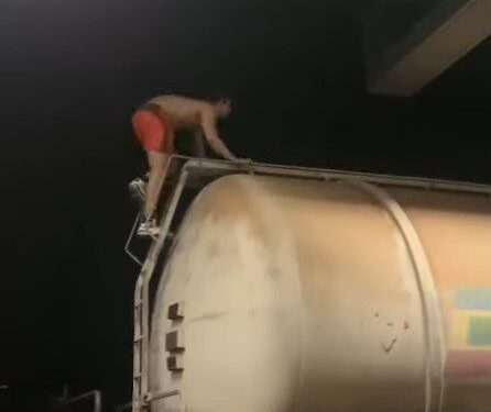 Urcat pe un vagon cisternă garat în stația Ghioroc, un tânăr s-a electrocutat