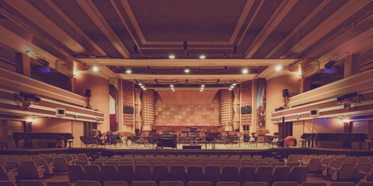 Avancronici la final de august