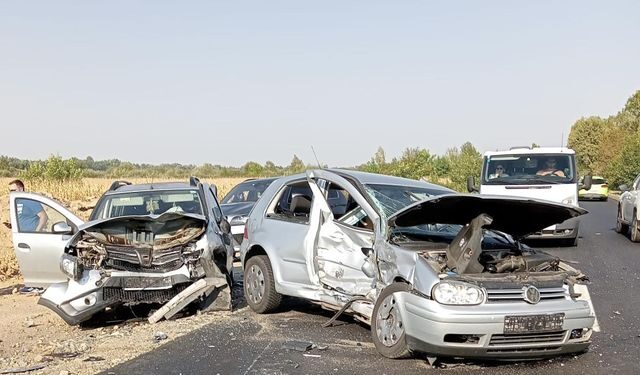 Accident devastator pe DN68A, două mașini și un microbuz făcute praf