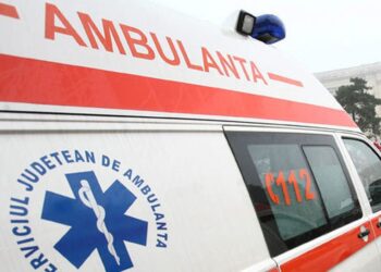 Accident grav pe Calea Lugojului: Un bărbat de 33 de ani a ajuns la spital după ce a intrat cu mașina într-un stâlp