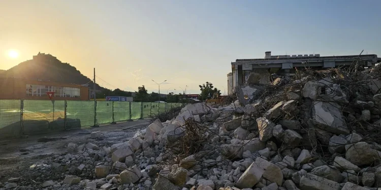 Demolarea gării Devei stârnește controverse