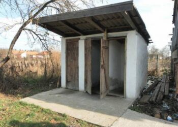 Problema toaletelor din curtea școlilor, o realitate încă prezentă în România rurală în 2024
