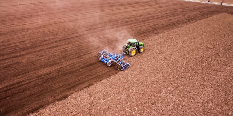 Fermierii români vor primi sprijin financiar de peste 147 de milioane de euro pentru utilaje agricole
