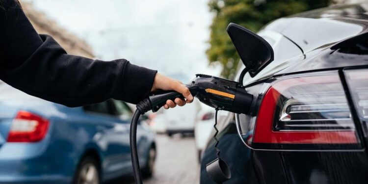 Prețul la stațiile de încărcare pentru mașini electrice crește la 1,20 lei/kWh