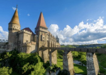 Castelul Corvinilor din Hunedoara, inclus în top 10 destinații de basm din Europa