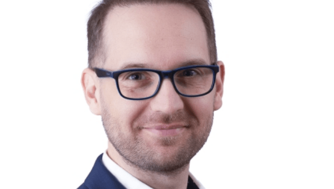 Dominic Fritz, prins în mijlocul unui scandal de integritate, încearcă să amâne inevitabilul