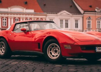 Mașini clasice în Piața Unirii-Retroparada toamnei 2024