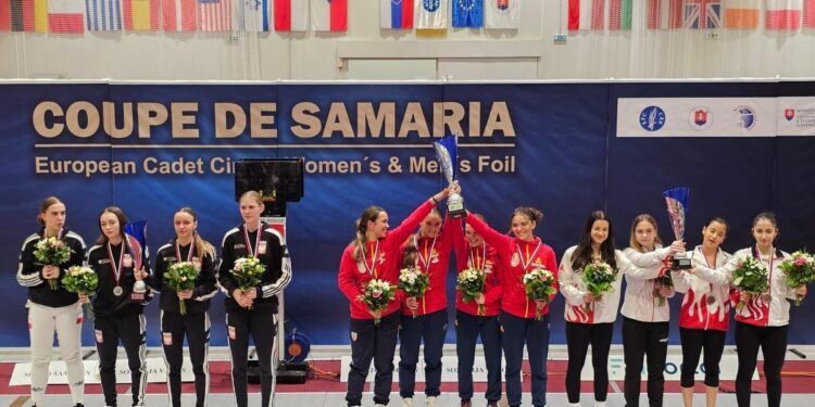 Echipa de floretă cadete a României a câştigat medalia de aur la Samorin