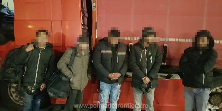 Migranți ascunși într-un camion cu marfă spre Italia