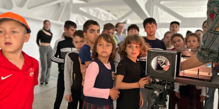 Elevii descoperă arta contemporană