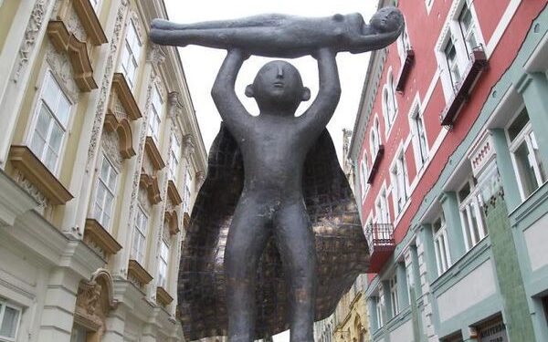 Incident în Timișoara: un bărbat a amenințat cu distrugerea monumentelor pentru că „nu sunt românești”