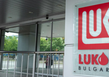 Lukoil vinde rafinăria Burgas