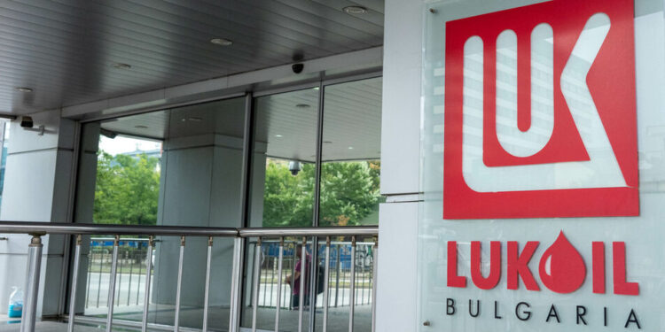 Lukoil vinde rafinăria Burgas