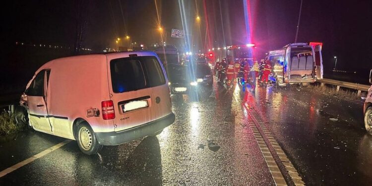 Accident cu nouă răniți pe A11