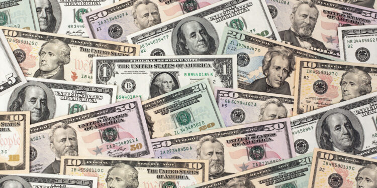 Dolarul se întărește