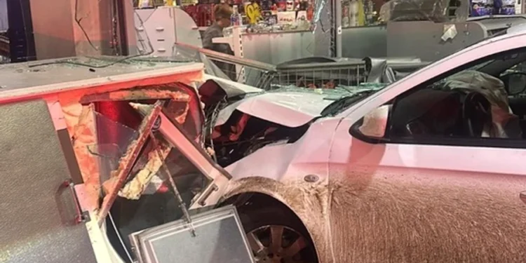 Un șofer a intrat cu mașina în vitrina unei benzinării de lângă Timișoara