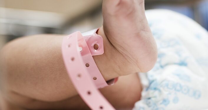 O fată de 14 ani din Timiș a născut acasă.