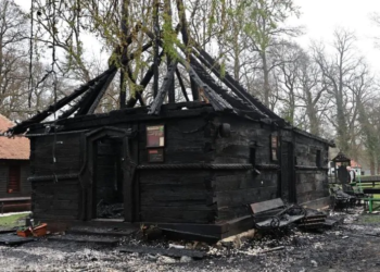 O biserică de 300 de ani a ars din temelii