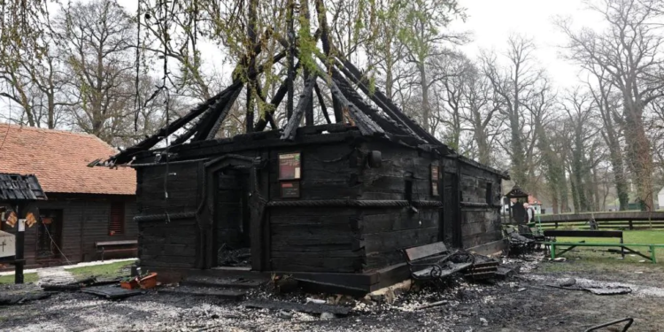 O biserică de 300 de ani a ars din temelii