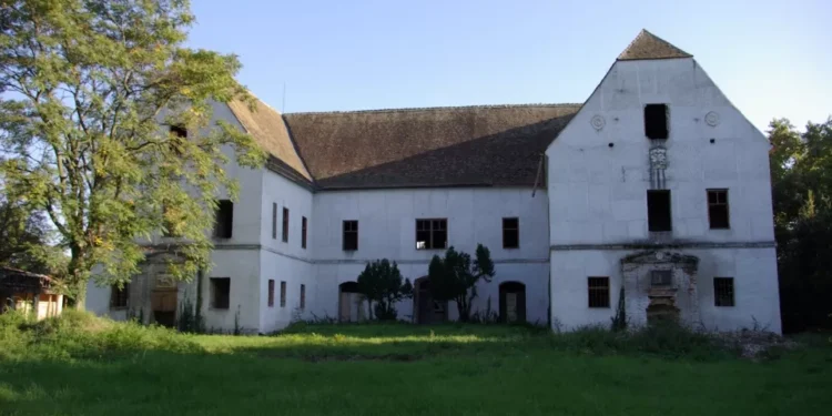 Castelul Reginei Elisabeta de la Banloc va fi reabilitat și transformat într-un complex turistic