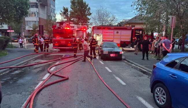 Incendiu într-un bloc din Timișoara: un bărbat salvat, alți trei evacuați