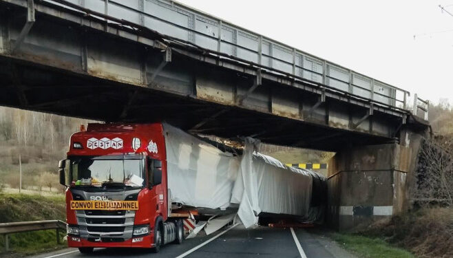 Trafic complet blocat pe DN6