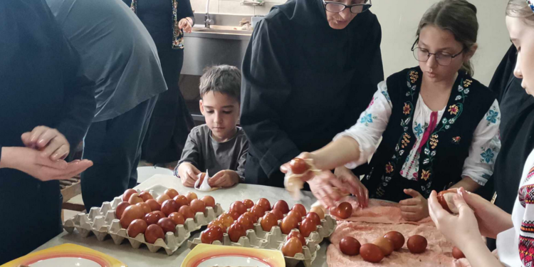 Practici pascale la Mănăstirea din Șag