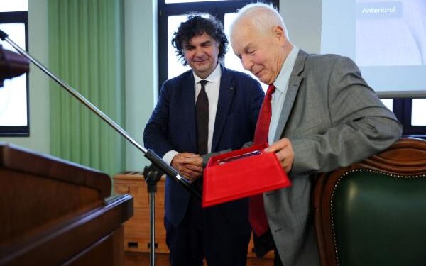 Profesorul Radu Băncila, onorat la vârsta de 80 de ani