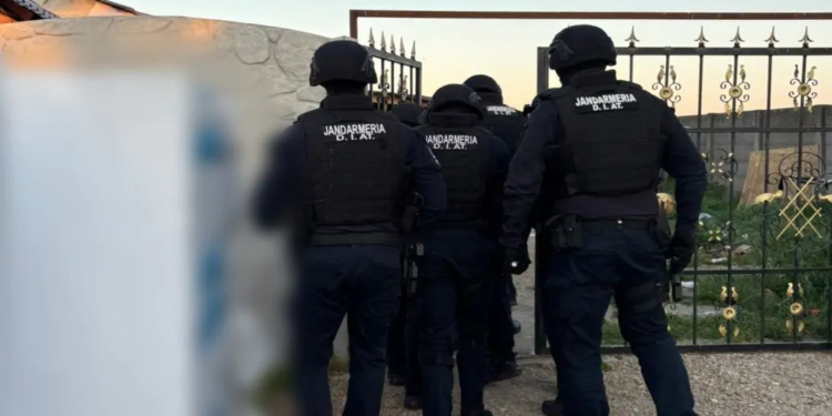 Fată de 15 ani forțată să se prostitueze, salvată de polițiști