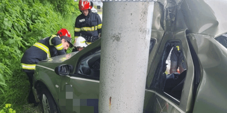 Un bărbat a murit, după ce a lovit violent un stâlp de pe marginea drumului