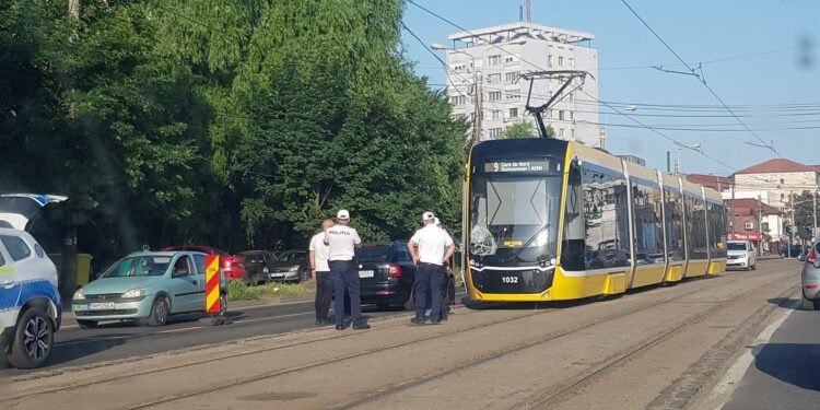 Biciclist dus la spital după ce a fost izbit de tramvai
