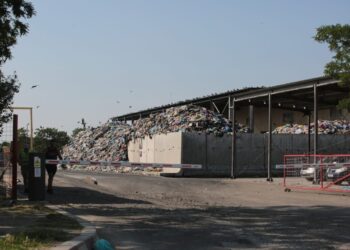 Stația din Calea Șagului, sufocată de gunoaie